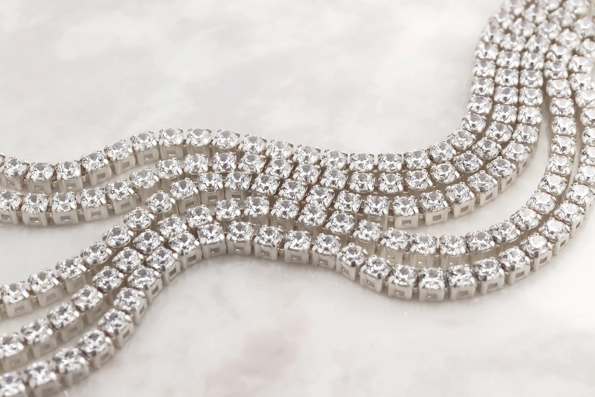 滑らかさと輝きが共鳴する─ Silk chain