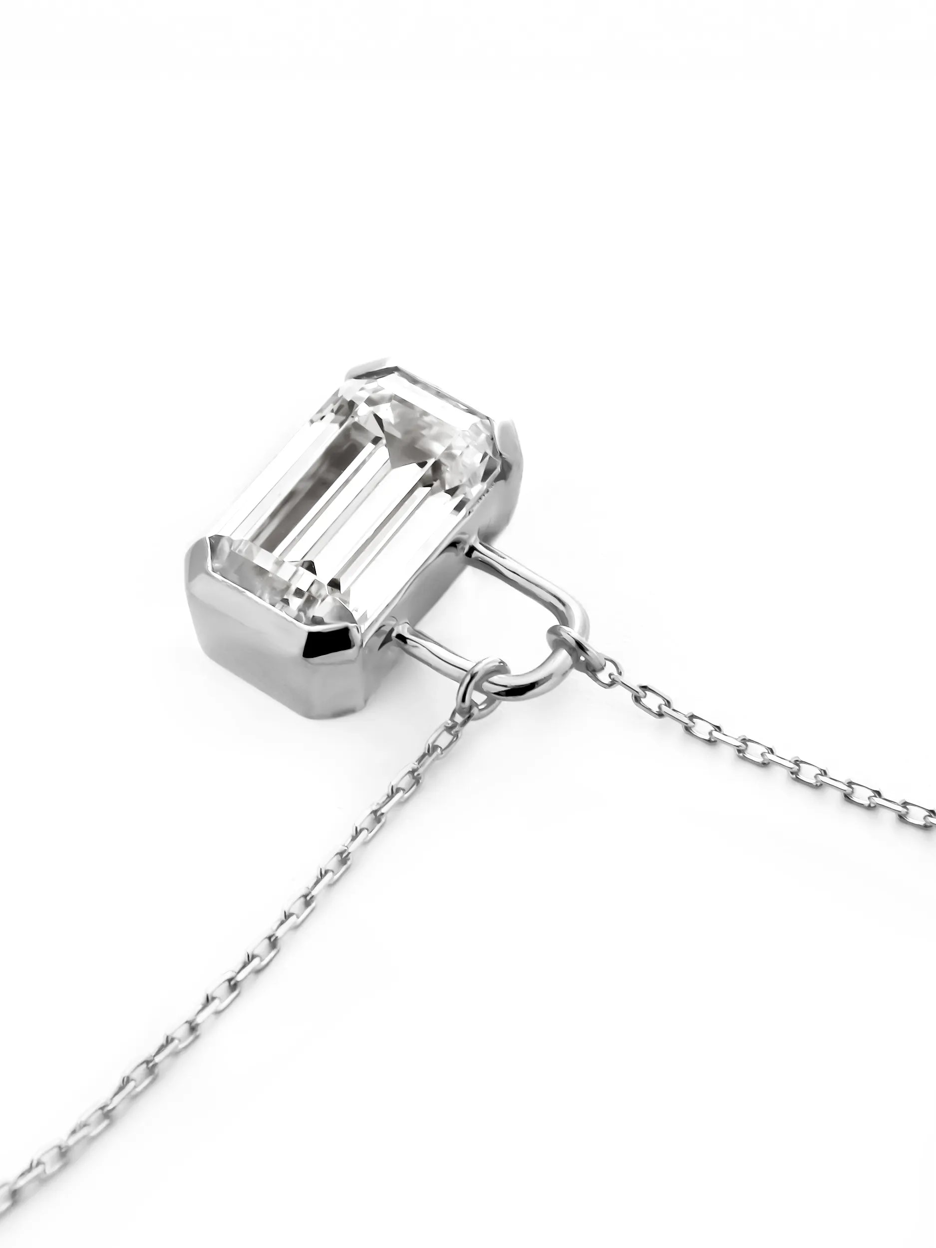 エメラルドカット パドロック ネックレス .