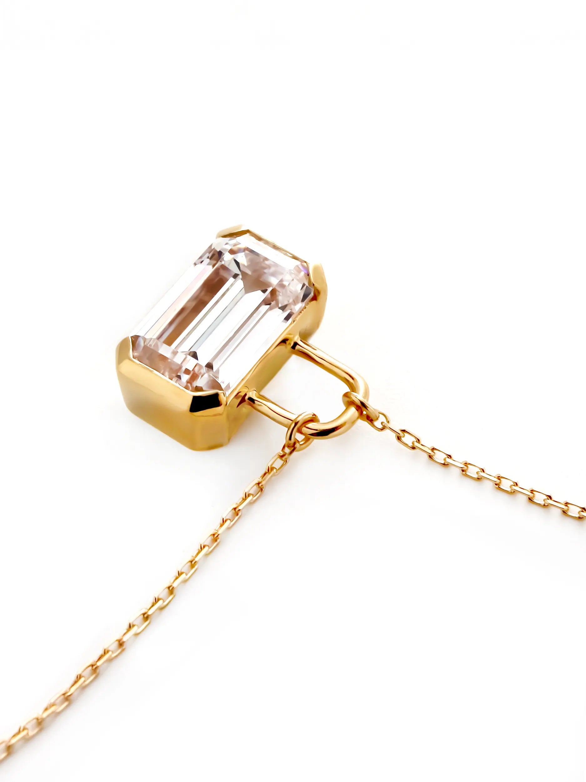 エメラルドカット パドロック ネックレス .